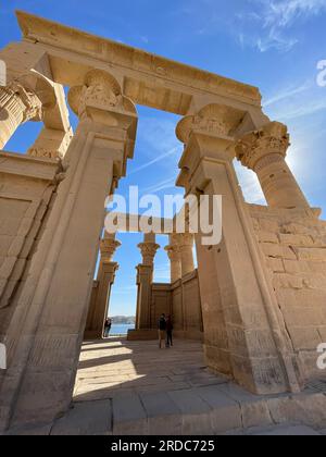 Un tempio ipatrale del chiosco di Traiano dall'interno, situato sull'isola di Agilkia nell'Egitto meridionale, philae tempel in assuan Foto Stock