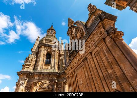 Vista delle torri di la Clerecía, della città vecchia di Salamanca, Spagna. Capoluogo della provincia di Salamanca nella comunità autonoma di Castiglia e León. Foto Stock