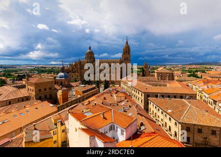 Vista sopraelevata della città vecchia di Salamanca, Spagna. Capoluogo della provincia di Salamanca nella comunità autonoma di Castiglia e León. Foto Stock