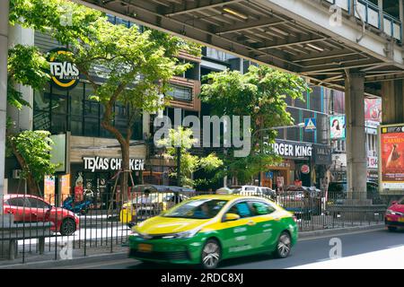 Bangkok, Thailandia - 29 giugno 2023: Via centrale per lo shopping e i ristoranti di Silom Foto Stock