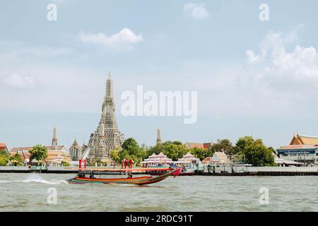 Bangkok, Thailandia - 29 giugno 2023: Tempio di Wat Arun e fiume Chao Phraya Foto Stock