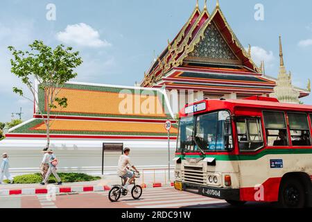 Bangkok, Thailandia - 29 giugno 2023: Tempio di Wat Pho e autobus locale, turisti Foto Stock