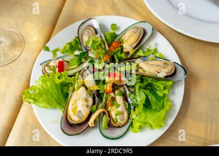 Piatto di cozze fresche in portoghese in un ristorante a Porto Foto Stock