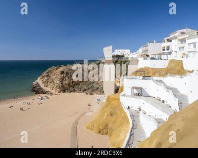 Ascensore sulla spiaggia Praia do Peneco e scalini Albufeira Algarve Portogallo Foto Stock