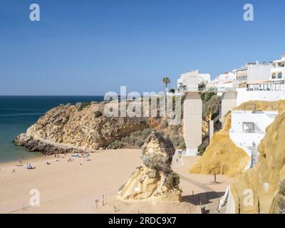 Ascensore sulla spiaggia Praia do Peneco e scalini Albufeira Algarve Portogallo Foto Stock