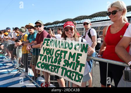 Budapest, Ungheria. 20 luglio 2023. Atmosfera circuito - Fernando Alonso (ESP) Aston Martin F1 Team tifosi nella pit Lane. Campionato del mondo di Formula 1, Rd 12, Gran Premio d'Ungheria, giovedì 20 luglio 2023. Budapest, Ungheria. Crediti: James Moy/Alamy Live News Foto Stock