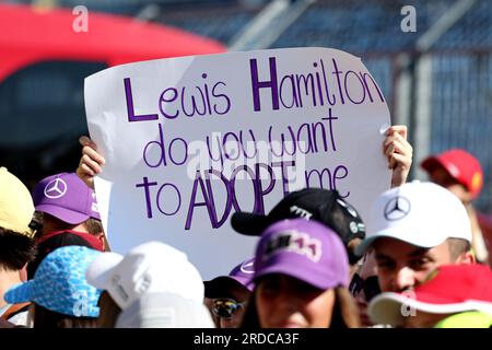 Budapest, Ungheria. 20 luglio 2023. Atmosfera circuito - Lewis Hamilton (GBR) fan della Mercedes AMG F1 nella pit Lane. Campionato del mondo di Formula 1, Rd 12, Gran Premio d'Ungheria, giovedì 20 luglio 2023. Budapest, Ungheria. Crediti: James Moy/Alamy Live News Foto Stock