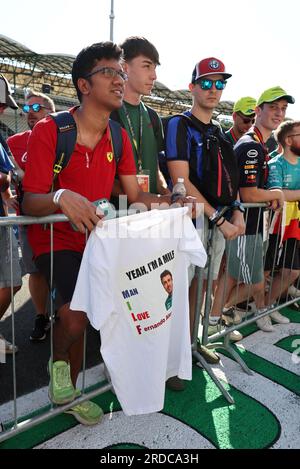 Budapest, Ungheria. 20 luglio 2023. Atmosfera circuito - Fernando Alonso (ESP) Aston Martin F1 Team tifosi nella pit Lane. Campionato del mondo di Formula 1, Rd 12, Gran Premio d'Ungheria, giovedì 20 luglio 2023. Budapest, Ungheria. Crediti: James Moy/Alamy Live News Foto Stock