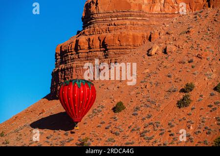 Mongolfiere sulle scogliere di Vermilion Foto Stock