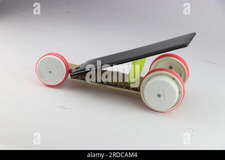 Modello funzionante di una piccola auto solare. Energia ecocompatibile utilizzata da questa auto a energia solare costruita utilizzando materiali riciclati a casa Foto Stock