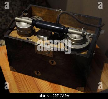 Telefono campagna prodotto in Estonia, 1935. Museo della guerra lettone. Riga. Lettonia. Foto Stock