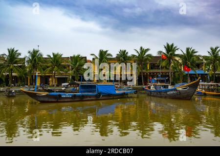 Barche sul fiume Thu Bon a Hoi An, Vietnam Foto Stock