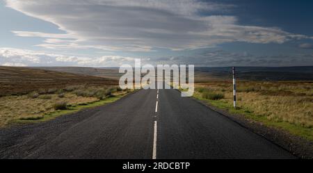 Strada vuota a North Pennines. Mori, paesaggio brughiera. Foto Stock