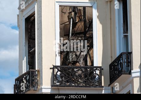 Resti del Royal Albion Hotel, in rovina di grado II, dopo lo scoppio di un incendio sabato 15 luglio 2023 nella città di Brighton, Regno Unito. Foto Stock