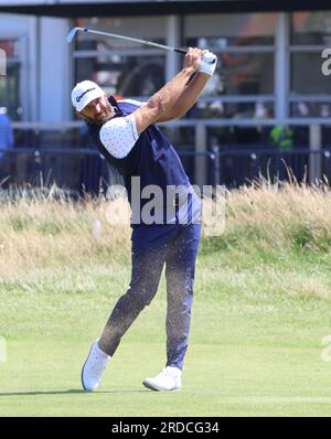 Hoylake, Regno Unito. 20 luglio 2023. L'americano Dustin Johnson gioca un ferro da stiro sul fairway il primo giorno al 151° Open Championship al Royal Liverpool Golf Club di Hoylake, in Inghilterra, giovedì 20 luglio 2023. Foto di Hugo Philpott/UPI credito: UPI/Alamy Live News Foto Stock