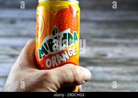 Cairo, Egitto, 11 luglio 2023: Mirinda , un marchio di bibite originariamente creato in Spagna nel 1959 e distribuito a livello globale da PepsiCo dal 1970. La sua na Foto Stock