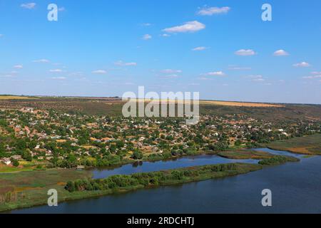 Vista panoramica del villaggio sulla riva del fiume Foto Stock