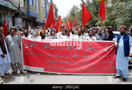 I membri della Federazione laburista del Balochistan stanno tenendo una manifestazione di protesta contro le politiche del FMI e la disoccupazione massiccia, l'aumento del prezzo dei prodotti per uso quotidiano e l'aumento del prezzo dell'inflazione, al Quetta press club giovedì 20 luglio 2023. Foto Stock