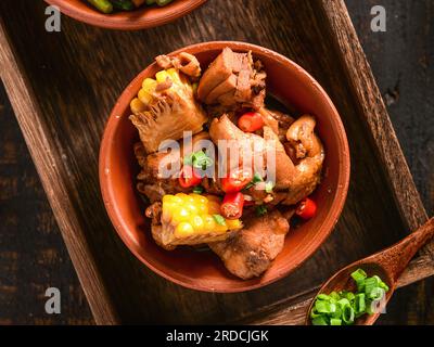 Pollo e funghi brasati a secco in salsa di peperoncino Foto Stock