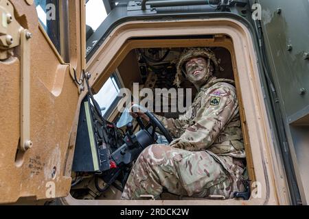 Soldato britannico mimetico in veicolo militare blindato Mastiff, Redford Army Barracks, Edimburgo, Scozia, Regno Unito Foto Stock