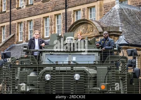 Artisti marginali con veicolo militare corazzato Mastiff, Redford Army Barracks, Edimburgo, Scozia, Regno Unito Foto Stock