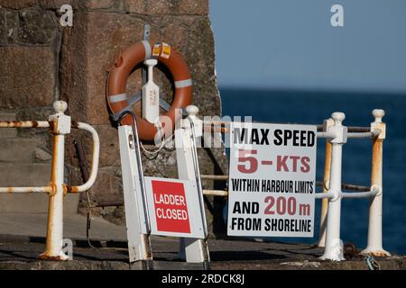 Segnali di avvertimento del porto marittimo Foto Stock