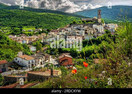 Panorama del borgo medievale di Goriano Sicoli immerso nel verde delle colline circostanti. Goriano Sicoli, provincia dell'Aquila, Abruzzo Foto Stock