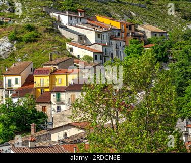 Scorcio delle case addossate alla collina del borgo medievale di Goriano Sicoli. Goriano Sicoli, provincia dell'Aquila, Abruzzo, Italia, Europa Foto Stock