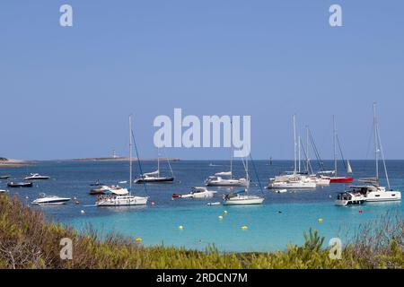 Barche a vela lungo la costa presso la pittoresca cittadina di Binibeca Vell sull'isola di Minorca. Foto Stock