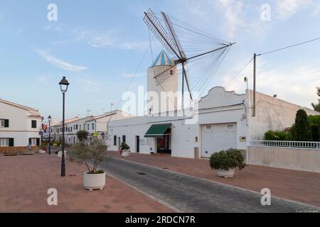 Mulino a vento originale moli de Dalt nella città di Sant Lluis sull'isola di Minorca in Spagna. Foto Stock