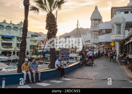 La gente ama i ristoranti, i bar e i negozi la sera presso il porto turistico di Puerto Marina a Benalmádena, Costa del Sol Málaga, Spagna. Foto Stock