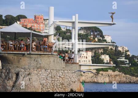 Bella, Francia. 13 luglio 2023. Una persona si trova su un trampolino presso la spiaggia dei bagni militari di Nizza (la Plage des Bains Militaires a Nice) a Nizza, in Francia, il 13 luglio 2023. Le temperature registrate sono state registrate globalmente durante l'onda di calore. (Foto di Lionel Urman/Sipa USA) credito: SIPA USA/Alamy Live News Foto Stock