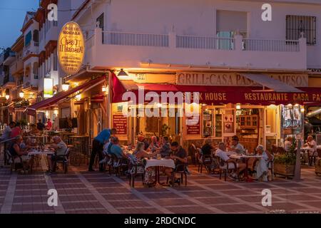 La sera, sulla terrazza di una bistecca nel vivace quartiere la Carihuela della città di Torremolinos. Foto Stock