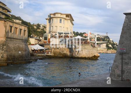 Bella, Francia. 13 luglio 2023. Una persona si trova su un trampolino presso la spiaggia dei bagni militari di Nizza (la Plage des Bains Militaires a Nice) a Nizza, in Francia, il 13 luglio 2023. Le temperature registrate sono state registrate globalmente durante l'onda di calore. (Foto di Lionel Urman/Sipa USA) credito: SIPA USA/Alamy Live News Foto Stock