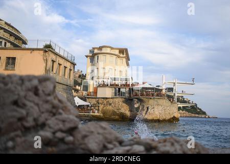 Bella, Francia. 13 luglio 2023. Una persona si trova su un trampolino presso la spiaggia dei bagni militari di Nizza (la Plage des Bains Militaires a Nice) a Nizza, in Francia, il 13 luglio 2023. Le temperature registrate sono state registrate globalmente durante l'onda di calore. (Foto di Lionel Urman/Sipa USA) credito: SIPA USA/Alamy Live News Foto Stock