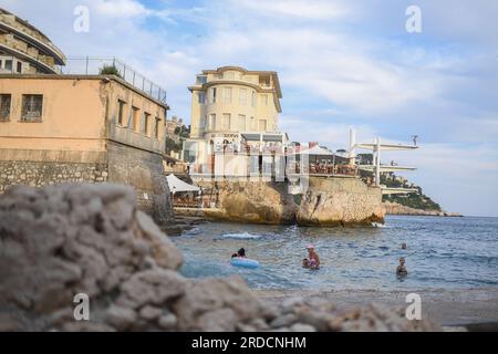 Bella, Francia. 13 luglio 2023. Una persona si trova su un trampolino presso la spiaggia dei bagni militari di Nizza (la Plage des Bains Militaires a Nice) a Nizza, in Francia, il 13 luglio 2023. Le temperature registrate sono state registrate globalmente durante l'onda di calore. (Foto di Lionel Urman/Sipa USA) credito: SIPA USA/Alamy Live News Foto Stock