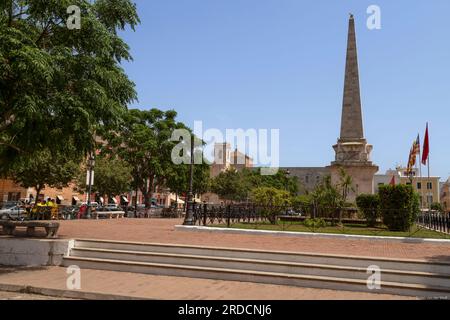 Obelisco a Plaza des Born a Ciutadella de Menorca per commemorare la distruzione ottomana. Foto Stock