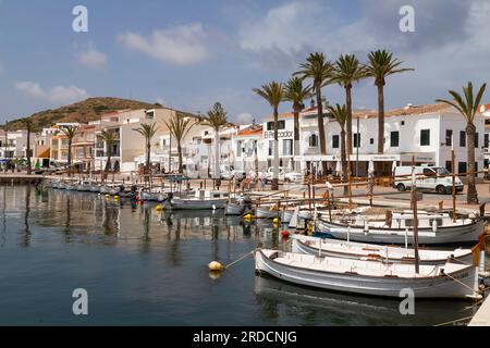 Porto con palme nel villaggio di pescatori di Fornells, sull'isola di Minorca. Foto Stock