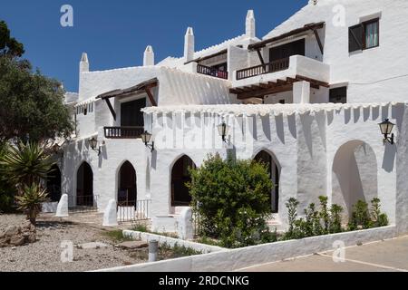 Case bianche nel pittoresco villaggio costiero di Binibequer sull'isola spagnola di Minorca. Foto Stock