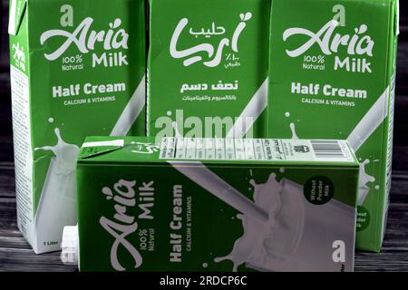 Cairo, Egitto, 15 luglio 2023: Aria mezza crema di latte vaccino fresco bottiglia di 1 litro da 1 litro con calcio e vitamine, fuoco selettivo di aria nat Foto Stock