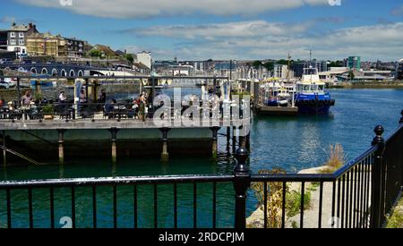 Le località sul lungomare di Plymouth offrono una vasta gamma di pub e ristoranti per i turisti che visitano questa città con la sua ricca storia di viaggi marittimi Foto Stock