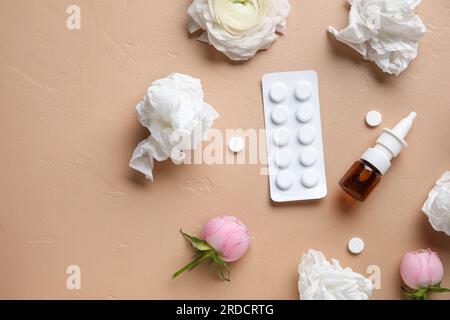 Gocce nasali con pillole, fiori e tessuti su sfondo beige. Concetto di allergia stagionale Foto Stock