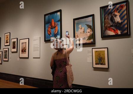 FOTO: JEFF GILBERT 20 luglio 2023 National Portrait Gallery, Londra, Regno Unito Yevonde: Life and Colour. La mostra presenta ritratti e opere di natura morta prodotti da Yevonde nel corso di una colorata carriera di sessant'anni e attinge all'archivio del suo lavoro acquisito dalla Galleria nel 2021. Un'esplorazione della vita e della carriera di Yevonde, il pionieristico fotografo londinese che ha guidato l'uso della fotografia a colori negli anni '1930 Foto Stock