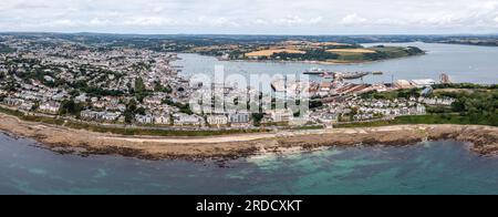 FALMOUTH, CORNOVAGLIA, REGNO UNITO - 5 LUGLIO 2023. Vista panoramica aerea della Coast Road con moli e porto nella cittadina costiera della Cornovaglia di Falmouth Foto Stock