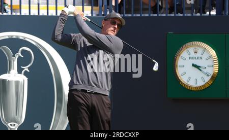 Hoylake, Regno Unito. 20 luglio 2023. L'americano Phil Mickelson guida il primo tee il primo giorno al 151° Open Championship al Royal Liverpool Golf Club di Hoylake, in Inghilterra, giovedì 20 luglio 2023. Foto di Hugo Philpott/UPI credito: UPI/Alamy Live News Foto Stock