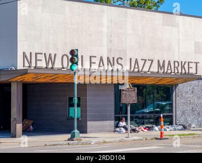 NEW ORLEANS, LOUISIANA, USA - 5 FEBBRAIO 2023: Senzatetto e New Orleans Jazz Market sul Castello di Oretha Haley Boulevard a Central City Foto Stock