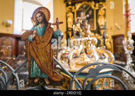 La figura di Gesù Cristo al fonte battesimale nella chiesa di San James e Agnes nella città di Nysa. Foto Stock