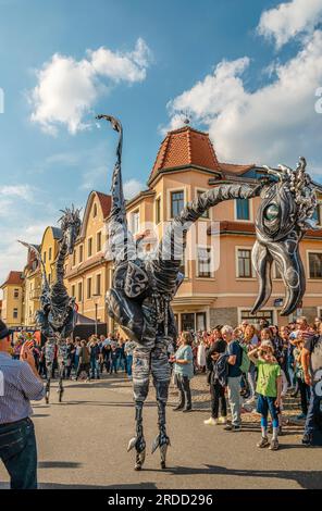 Spettacolo di strada dei giganti preistorici durante l'autunno 30th e il festival del vino Radebeul, Sassonia, Germania Foto Stock