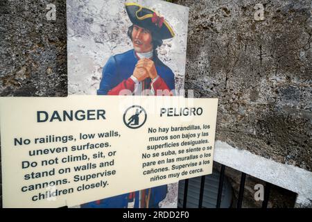 St Augustine, Florida - 31 dicembre 2022: Segnale di avvertimento che ricorda ai turisti di non salire, sedersi o stare in piedi sulle mura del forte a Castillo de San Marcos Nat Foto Stock
