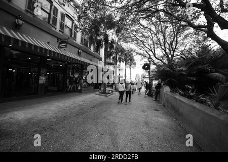 St Augustine, Florida - 31 dicembre 2022: Negozi e ristoranti di St George Street nel famoso centro storico della città spagnola, con la gente e. Foto Stock